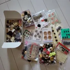 ①手芸用品　多色ボタンセット 約100個位
