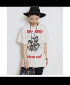 MADE WORN/メイドウォーン】 The Kiss S/S Tシャツ - メルカリ
