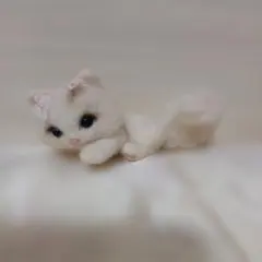 ハンドメイド　羊毛フェルト　ネコ　リボン付きのサムネイル