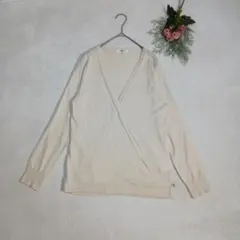 【ナチュラルビューティーベーシック】Vネックニット　クロス　Mサイズ クリーム