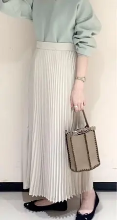 上品コーデ　未使用　Te chichi フロントプリーツスカート　光沢ありのサムネイル
