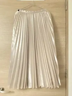 ROSE BUDアイボリー プリーツスカート