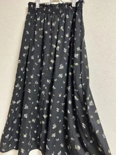 アースミュージックエコロジーブラック花柄フレアスカート F
