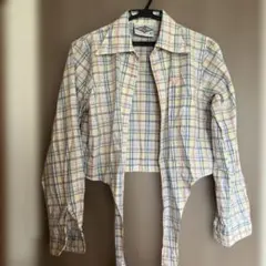 ショート丈のチェックシャツ