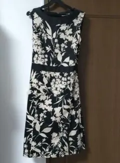 花柄ノースリーブひざ丈ワンピース