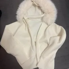 ホワイトファー付きニットジップアップパーカー