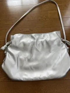 シルバー マチ付きショルダーバッグ