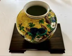 陶器の花と鳥の装飾壺