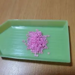 ピンクの丸型デコレーションパーツ