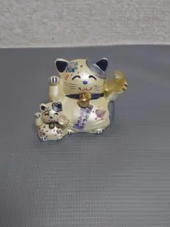 招き猫と子猫の置物