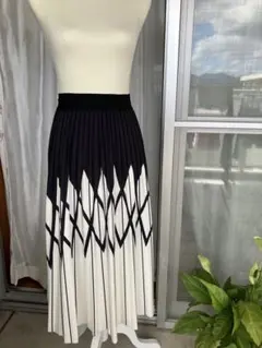 黒と白のプリーツスカート