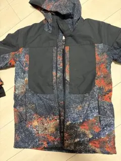 クイックシルバー　子ども用スノーボードウェア フード付き ブラック/オレンジ