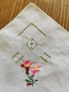ヴィンテージ ヨーロッパ/東アジア 梯子レース＆釣鐘風花色糸刺繍 手仕事ハンカチ