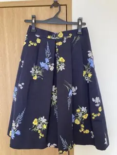マッキントッシュフィロソフィー　ひざ丈花柄スカート