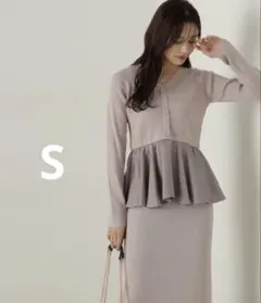 【新品】ペプラムナローニットセットアップ　グレージュ S 定価14960円