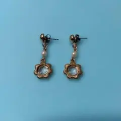 花型デザインのピアス(両耳用)