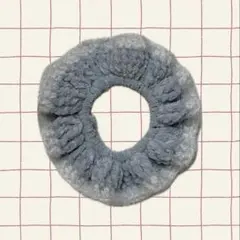 《シュシュ》ブルー ホワイト ラメ 編み物 かぎ針編み フリルシュシュ