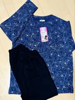 【タグ付き未使用】花柄ネイビー　長袖ルームウェアM-L 軽量　裏起毛あり