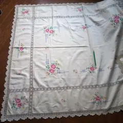 薔薇の花柄のテーブルクロス