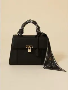 スカーフ付きブラックハンドバッグ