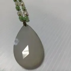 ハンドメイド、薄いグリーンヘッドのネックレス