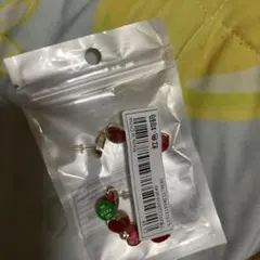 赤いハート型ピアス