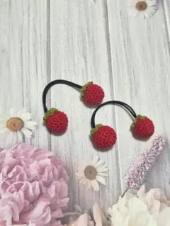 小さくて可愛いいちごの髪留め