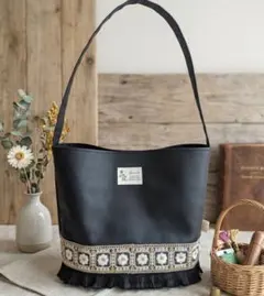 【ハンドメイド】インド刺繍リボンのフリルショルダーバッグ ♫(ブラック合皮)