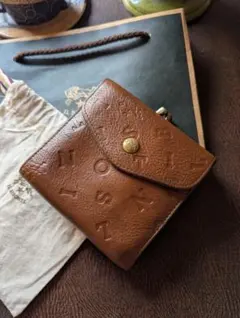 イルビゾンテ【限定モデル】 エンボスド ロゴ コレクション がま口 男女兼用