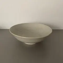 たくまポタリー　葉模様のグレー陶器　大皿　白 ナチュラル 和食器 ホワイト