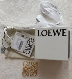 LOEWE アナグラム ブローチ ゴールドのサムネイル
