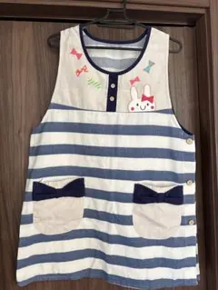 ストライプ柄ウサギ刺繍エプロン　保育士　幼稚園教諭