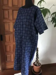 ハンドメイドワンピース　Iラインロング　綿未使用銘仙反物から　紺地に柄　ポケット