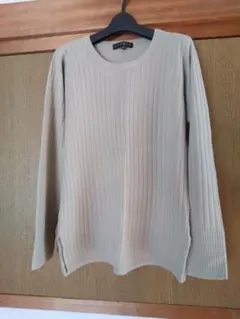 グリーンベージュのセーター