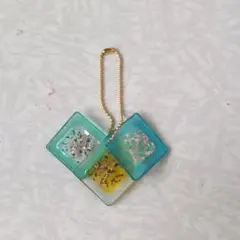 青と黄色と緑の３連レジンチャーム