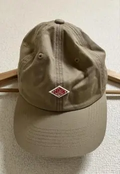 DANTONベージュ キャップ 赤いロゴ付き