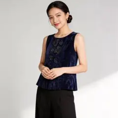 《新品》ELISA フラワー装飾 プリーツ ノースリーブ ブラウス 紺 光沢 M