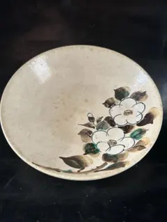 美しい古美術◾️蔵から美しい白椿の花が描かれた夏茶碗の様な楽印の陶器