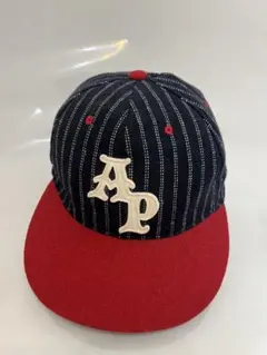 AP 刺繍ロゴ ストライプ ベースボールキャップ ネイビー レッド
