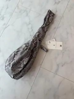 新品未使用♡ヘビ柄 グレー ハンドバッグ　クラッチ
