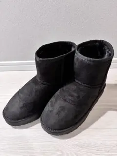 黒いショートムートンブーツ