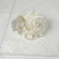 291 ハンドメイド コサージュ ビーズ　卒業式　入学式　クリーム　セレモニー