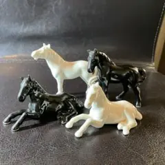 ミニチュア白黒馬の置物4体セット