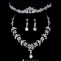 値下げ中！ 新品☆豪華 3点セット イヤリング&ネックレス&ティアラ 結婚式