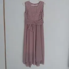 薄いピンクのレースドレス