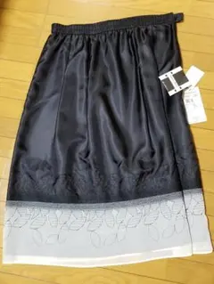 【タグ付き・未使用・日本製】Liliane Burty 刺繍スカートのサムネイル