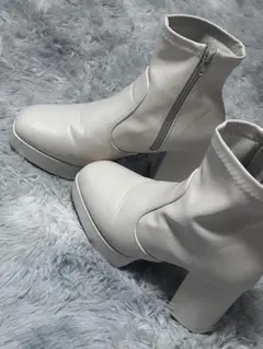 ホワイトヒールブーツ 合成皮革 ジッパー付き