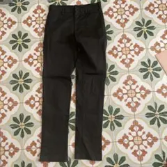 メンズ ブラック チノパンツ シンプルのサムネイル