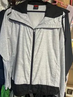 ウィンドブレーカー グレーと黒 ドットパターン