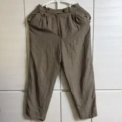 チェック柄のタックパンツ（テーパードパンツ／スラックス）です